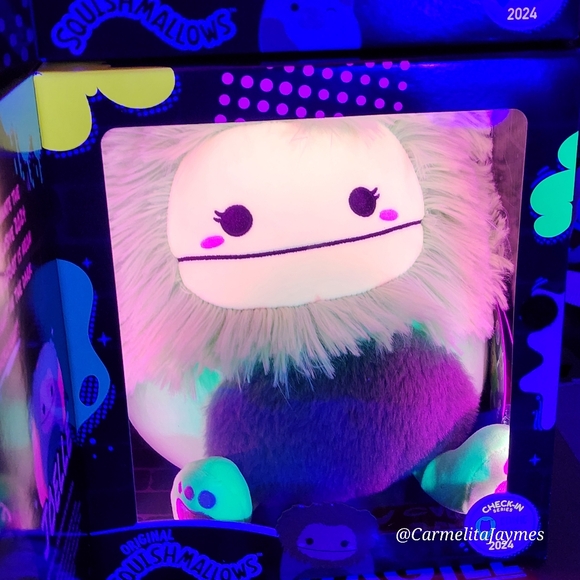 JOELLE💡🐾 SDCC Blacklight Green Bigfoot Collectors Box Set 1 in 500 w light NIB - Picture 2 of 10